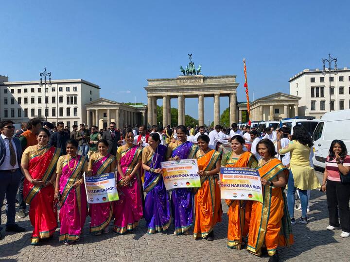 प्रवासी भारतीयों ने ब्रैंडेनबर्ग गेट पर प्रधानमंत्री के स्वागत के लिए नृत्य और अन्य सांस्कृतिक कार्यक्रमों का आयोजन किया. प्रधानमंत्री कार्यालय PMO ने रंगारंग सांस्कृतिक कार्यक्रम की कुछ तस्वीरों के साथ ट्वीट किया, 