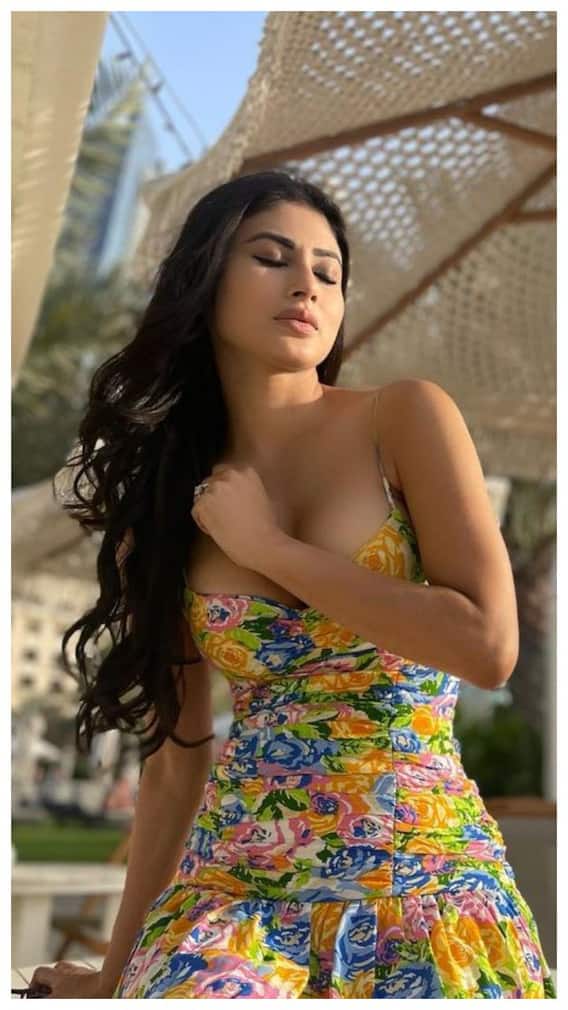 మౌని రాయ్‌ను చూస్తే ఎవరైనా మైమరచిపోతారు