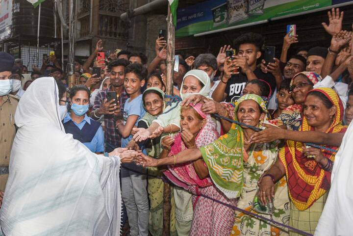মমতা বন্দ্যোপাধ্যায় এসেছেন জেনে মসজিদের সামনে ভিড় জমান অসংখ্য মানুষ।
