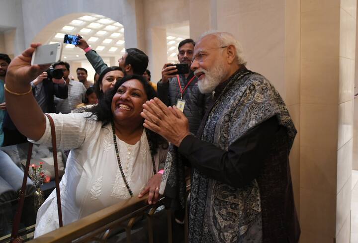 विदेश मंत्रालय के अनुसार, जर्मनी में लगभग 2.03 लाख भारतीय पासपोर्ट धारक हैं. प्रवासी भारतीय नागरिकों में मुख्य रूप से पेशेवर, शोधकर्ता और वैज्ञानिक, कारोबारी नर्स और छात्र शामिल हैं. पिछले कुछ वर्षों में आईटी, बैंकिंग, वित्त आदि के क्षेत्र में भारतीय पेशेवरों की संख्या में उल्लेखनीय वृद्धि हुई है.