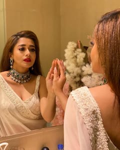 PHOTO: पांढऱ्या साडीत टिनाने आरशासमोर केलं फोटोशूट; फोटो चर्चेत!