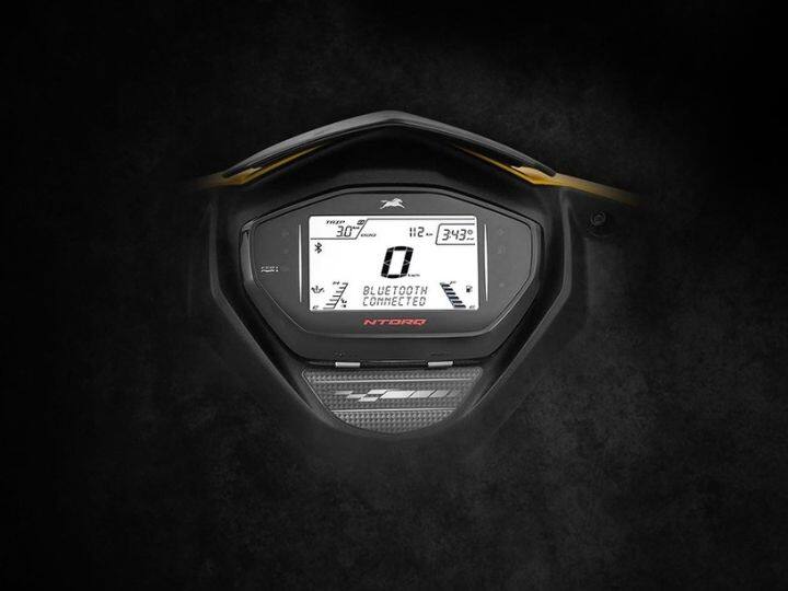 TVS Ntorq 125 XT मध्ये रायडर्सना फूड डिलिव्हरी स्टेटस देखील ट्रॅक करता येणार आहे. असे फीचर्स असलेली ही देशातली पहिलीच स्कूटर आहे. हे नवीन ट्रॅफिक टाइम स्लाइडर स्क्रीनसह देखील येते. जे रायडर्सना ट्रॅफिक सिग्नलवर थांबण्याच्या वेळेसह क्रिकेट आणि फुटबॉल स्कोअर, लाईव्ह AQI, बातम्या आणि बरेच अपडेट पाहण्यास मदत करू शकते. ही स्कूटर ब्लूटूथ टेक्नॉलॉजी TVS SmartXonnectTM प्लॅटफॉर्मवर आधारित आहे. जे TVS Connect मोबाइल अॅपसह जोडण्यात आले आहे. हे अॅप्लिकेश Android आणि iOS दोन्हीवर उपलब्ध आहे.