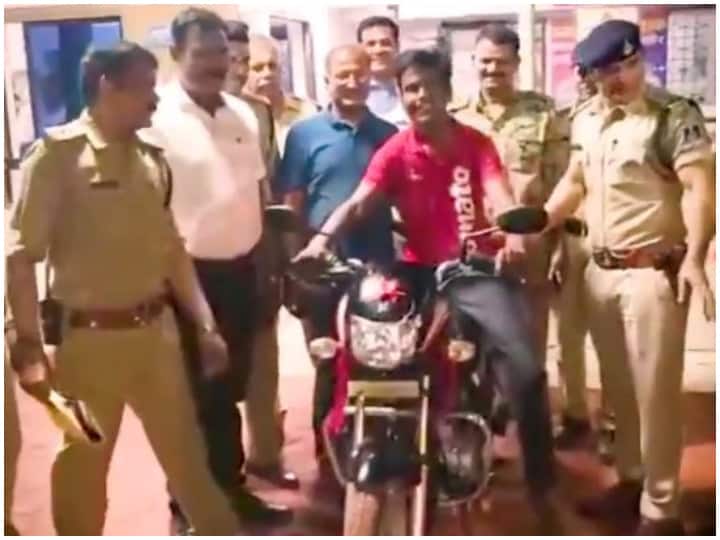 Madhya Pradesh Police Give Bike To A Food Delivery Boy - Watch Video Madhya Pradesh Police Give Bike To Boy Delivering Food On Bicycle | WATCH