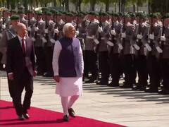 Berlin : Hotel के बाहर गाजे बाजे के साथ हुआ PM Modi का स्वागत, लोगों की उमड़ी भीड़