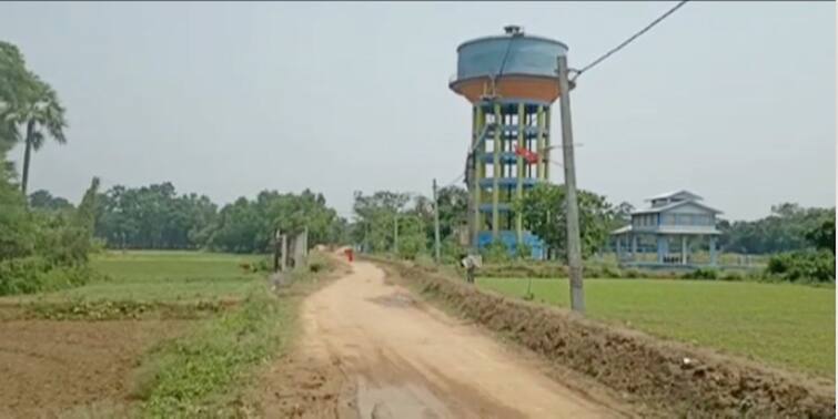 west midnapore: The villagers went straight to the house of the chief without getting drinking water in Ghatal West Midnapore: ঘাটালে পানীয় জল না পেয়ে সোজা প্রধানের বাড়িতে গ্রামবাসীরা