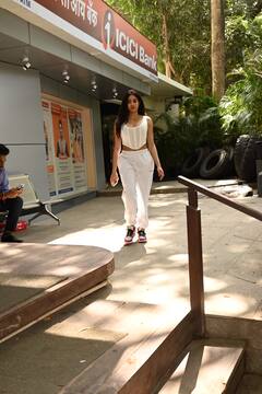 Janhvi Kapoor Photos: व्हाइट ड्रेस पहन जब सड़क पर निकलीं जाह्नवी कपूर, ऐसा लगा जमींन पर उतर आई हो अप्सरा!