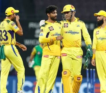 মাঠে নেতৃত্ব দেওয়াটা জলভাত ধোনির কাছে। গত এক দশকের ওপরে এই কাজটাই করে এসেছেন। তাই তিনি ফের সেই দায়িত্ব নিতে পিছপা হননি।