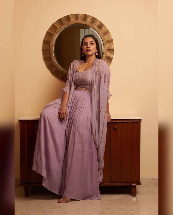 అమెజాన్ ప్రైమ్ ఓటీటీ కోసం రూపొందుతోన్న 'మోడ్రన్ లవ్ - హైదరాబాద్' (modern love Hyderabad) లో కోమలి ప్రసాద్ ఆది పినిశెట్టి కూడా అందులో ఉన్నారు. ముంబైలో జరిగిన అమెజాన్ కార్యక్రమానికి ఈ డ్రెస్ లో కోమలి ప్రసాద్ హాజరయ్యారు. (Image courtesy - @Komalee Prasad/Instagram)