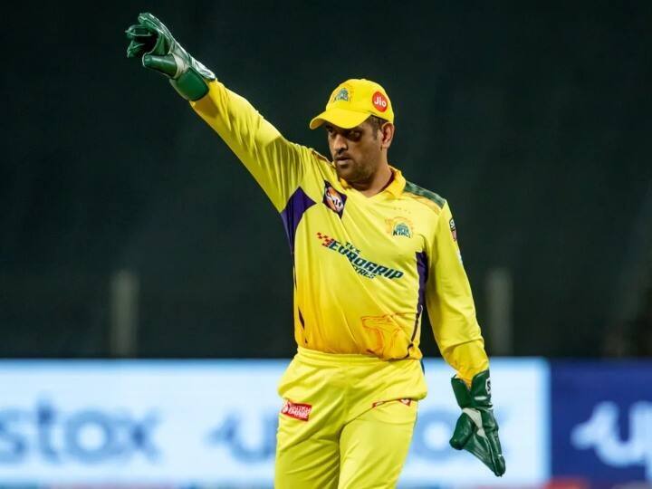 IPL 2022 DC vs CSK MS Dhoni Becomes First Wicketkeeper to Complete 200 Catches in T20 Cricket MS Dhoni: धोनी जैसा कोई नही! टी-20 मध्ये 200 झेल घेणारा पहिला विकेटकिपर