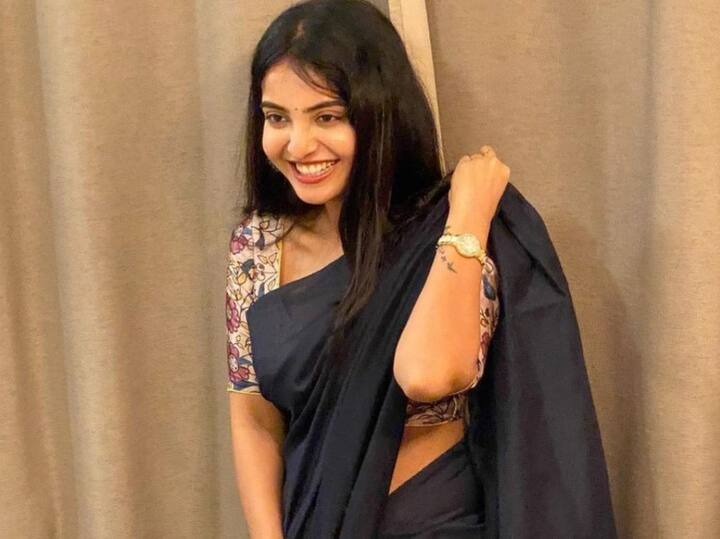 Ananya Nagalla | తెలుగులో ‘మల్లేశం’ సినిమాలో అచ్చ తెనుగు అమ్మాయిలా ఆకట్టుకున్న అనన్య నాగళ్ల.. ఆ తర్వాత ‘వకీల్ సాబ్’, ‘మాస్ట్రో’, ‘ప్లే బ్యాక్’ సినిమాలతో ఆకట్టుకుంది. ఇప్పటికీ అనన్య మంచి పాత్రల కోసం ప్రయత్నాలు చేస్తూనే ఉంది. మరోవైపు సోషల్ మీడియాలోనూ యాక్టీవ్‌గా ఉంటూ.. అప్పుడప్పుడు అందాల విందుతో కుర్రాళ్ల గుండెలను గుల్ల చేస్తోంది. అయితే, ఈ సారి మాత్రం.. నిండుగా నల్ల చీర కట్టుకుని కళ్లతోనే కవ్విస్తోంది. ఆ చిత్రాలను ఇక్కడ చూడండి. - Image Credit: Ananya Nagalla/Instagram