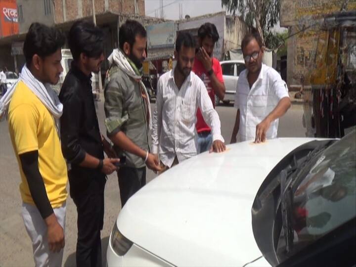 वहीं दूसरी ओर धूप में काफी देर से खड़ी गाड़ी के बोनट पर भी पापड़ को सेकने के लिए रखा गया, बोनट पर तो पापड़ ऐसे सिकने लगा जैसे कोई तवे पर पापड़ सिक रहा हो. कुछ ही देर में पापड़ हल्का हल्का सिककर तैयार हो गया, इस नजारे को देखने के लिए आसपास के दुकानदारों की भी भीड़ लग गई.