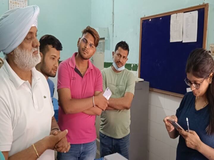 Uttarakhand: Kashipur MLA Trilok Singh leaving his program to help HIV patient ann Uttarakhand: विधायक त्रिलोक सिंह ने पेश की मानवता की मिसाल, कार्यक्रम छोड़ HIV मरीज की मदद करने पहुंचे