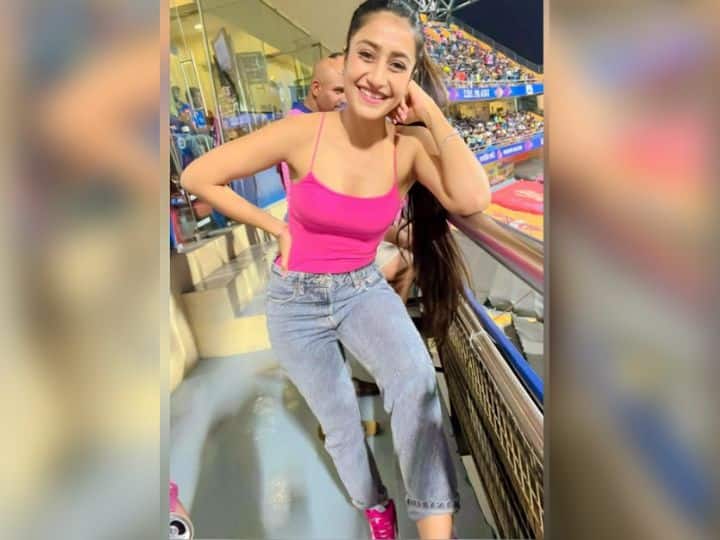 धनश्री पती युझवेंद्रचे बहुतेक सामने पाहण्यासाठी मैदानात आवर्जून हजेरी लावते.(dhanashree chahal instgram)