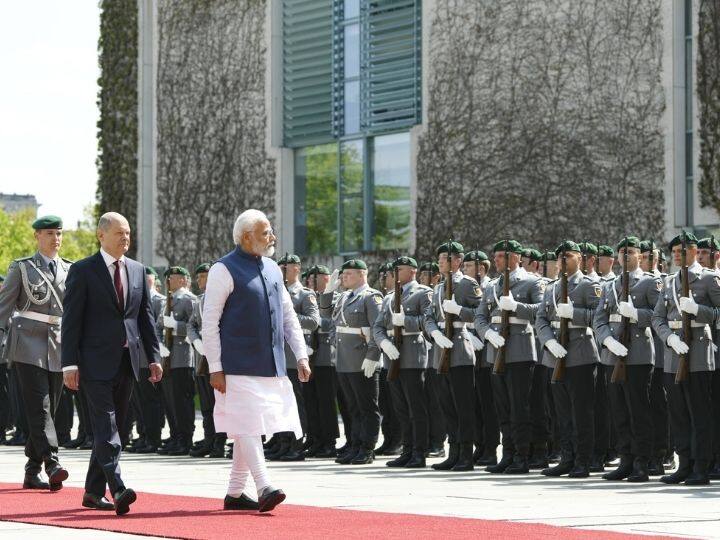 In Berlin, Prime Minister Modi was given a 'Guard of Honor' by the German Chancellor बर्लिनमध्ये पंतप्रधान मोदींना देण्यात आलं 'गार्ड ऑफ ऑनर', जर्मनीच्या चॅन्सेलरची घेतली भेट