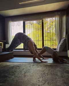 Photos: कभी मां नेहा के साथ तो कभी उनके ऊपर बैठकर नन्हीं मेहर करती हैं योगा, देखें धूपिया परिवार की फिटनेस फ्रीक गर्ल्स