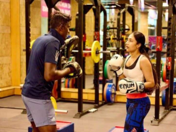 आता ती बॉक्सिंग देखील शिकत असून या संबधित काही फोटो तिने तिच्या इन्स्टाग्राम स्टोरीला शेअर केले आहे. (dhanashree chahal instgram)