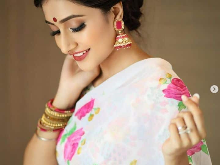 सोशल मीडियावर अत्यंत सक्रिय असणारी चहलची पत्नी धनश्री कायम वेगवेगळ्या लूकमध्ये फोटोशूट करत असते. (dhanashree chahal instgram)