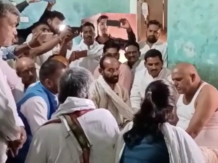 Chandauli Politics: चंदौली में पीड़ित परिवार से मिला कांग्रेस का प्रतिनिधिमंडल, मृतका के पिता ने दी ये चेतावनी