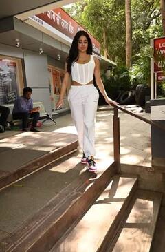 Janhvi Kapoor Photos: ਵ੍ਹਾਈਟ ਡਰੈੱਸ ਪਾ ਕੇ ਸੜਕ 'ਤੇ ਨਿਕਲੀ ਜਾਨ੍ਹਵੀ ਕਪੂਰ ਦੀਆਂ ਤਸਵੀਰਾਂ ਵਾਇਰਲ, ਲੱਗ ਰਹੀ ਸੀ ਅਪਸਰਾ ਵਰਗੀ