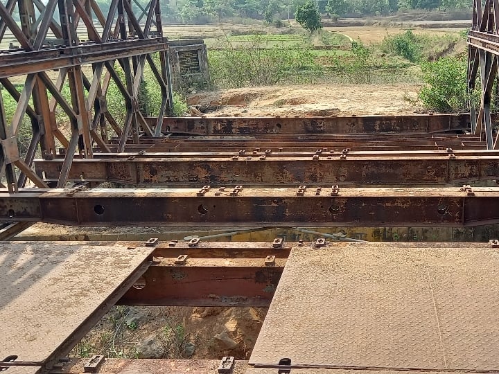 Thieves steal another bridge in Bihar Bihar Bridge Chori : ఖాళీగా ఐరన్ బ్రిడ్జి కనిపిస్తే చాలు ఎత్తుకెళ్లిపోతున్నారు -  బీహార్‌లో అంతే !