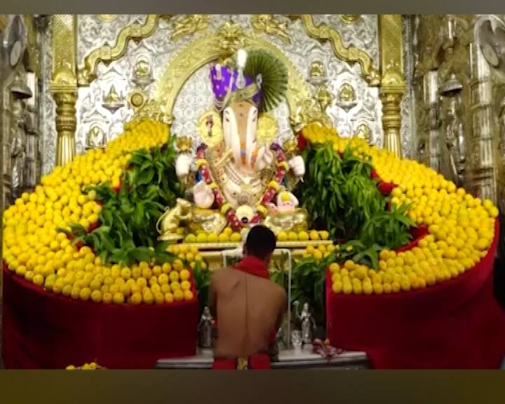 आज अक्षयतृतीयेनिमित्त पुण्यातील प्रसिद्ध श्रीमंत दगडूशेठ हलवाई गणपती मंदिरात बाप्पांना 11 हजार आंब्यांचा महानैवेद्य दाखवण्यात आला आहे.