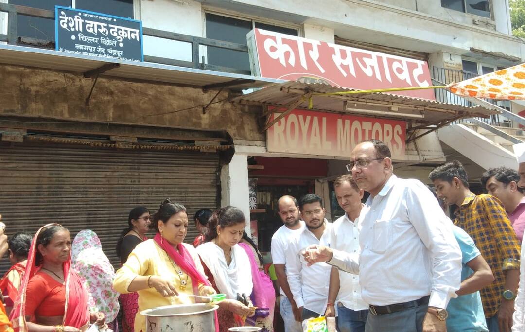 Chandrapur News : ..अन् आंदोलकांनी थेट दारू दुकानासमोर थाटला चहा विक्रीचा स्टॉल! चर्चांना उधाण, नागरिकही आश्चर्यचकित maharashtra marathi Chandrapur News Protesters set up tea stalls in front of liquor shops Chandrapur News : ..अन् आंदोलकांनी थेट दारू दुकानासमोर थाटला चहा विक्रीचा स्टॉल! चर्चांना उधाण, नागरिकही आश्चर्यचकित