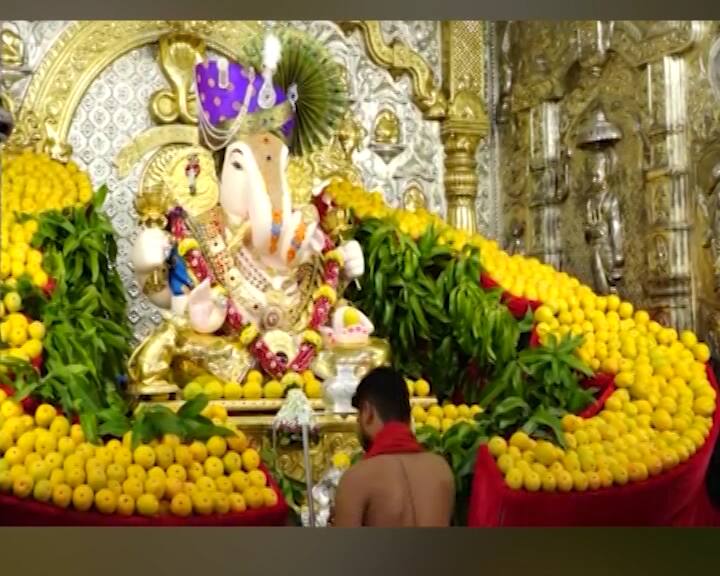 आंब्यांची ही आरास पाहण्यासाठी भाविकांनी आज सकाळपासूनच गर्दी केली. हा क्षण आपल्या मोबाईलमध्ये कैद करण्यासाठी भक्तांची गर्दी झाली आहे.