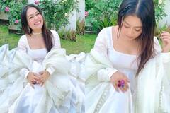 Photos: Neha Kakkar पर चढ़ा ईद का खुमार, सफेद लिबास में एक्ट्रेस ने दिखाया अपना देसी अवतार