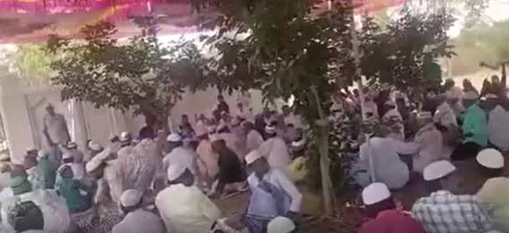 Ramzan Prayers Amid HoneyBees Attack: నెల్లూరు జిల్లా కరటంపాడు గ్రామ ఈద్గాలో ఈ ఘటన | ABP Desam