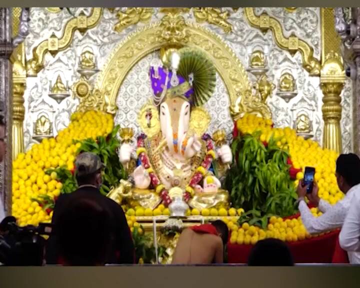 आंब्यांची सुरेख आकर्षक रचना करून बाप्पाच्या चरणी मांडणी करण्यात आली आहे.