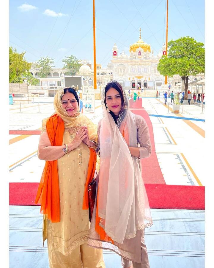 नेहा मलिक ने ये तस्वीरें अपने इंस्टाग्राम अकाउंट पर शेयर की हैं. जिसमें वो एक सिंपल और एलीगेंट लुक में अपनी मां के साथ पोज दे रही हैं.