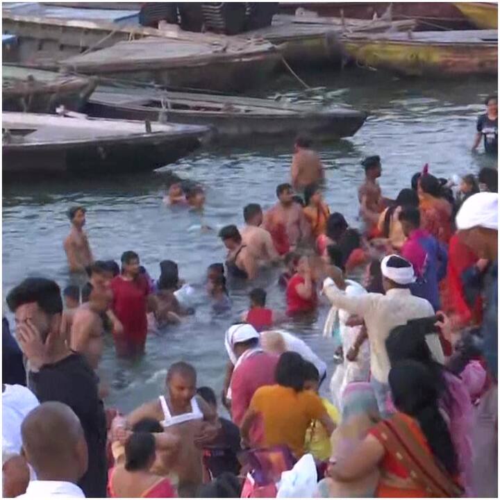 वाराणसी में श्रद्धालुओं ने गंगा स्नान के बाद भगवान विष्णु, माता लक्ष्मी और अन्य देवी-देवताओं की पूजा की.