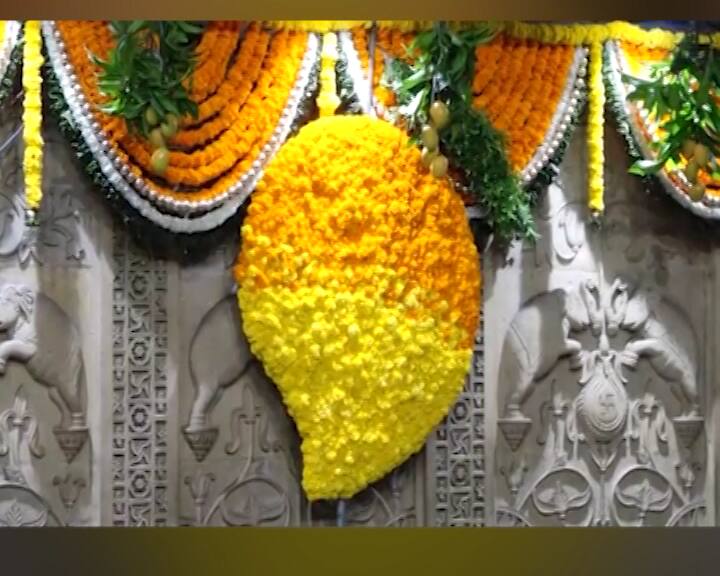 पुण्यातील आंब्याचे व्यापारी देसाई बंधू आंबेवाले यांच्या वतीनं दरवर्षी अक्षयतृतीयेनिमित्त हा आंब्याचा महानैवेद्य बाप्पाला दाखवण्यात येतो.