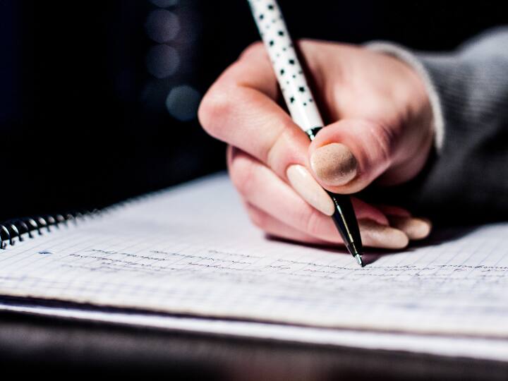 Andhra Pradesh Government release one more circular on for stop SSC Exam Paper leakage SSC Exams: పదో తరగతి ప్రశ్నాపత్రాల లీకేజీ అరికట్టేందుకు ప్రభుత్వం కీలక నిర్ణయం- క్వశ్చన్ పేపర్‌పై రోల్‌, సెంటర్‌ నెంబర్‌ మస్ట్‌