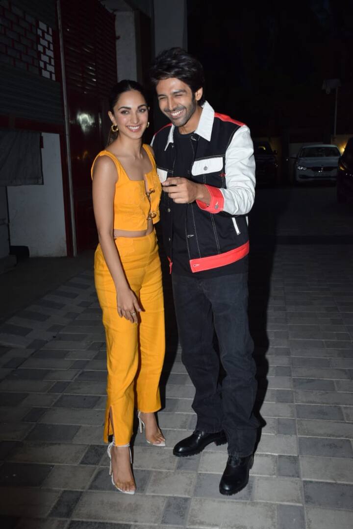 कार्तिक आर्यन और कियारा आडवाणी फिल्म की रिलीज से पहले टीसीरीज के ऑफिस के बाहर स्पॉट किए गए हैं.