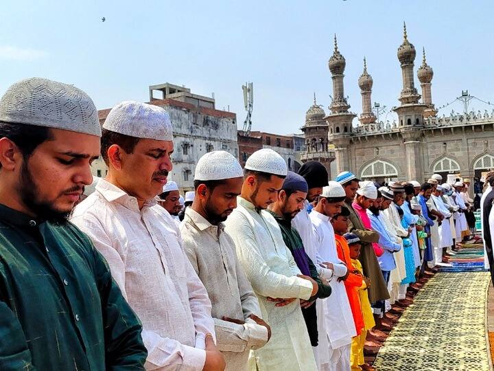 Dressed in traditional attire men visited the mosques and eidgahs and attended the prayers. (Image: ABP Desam)