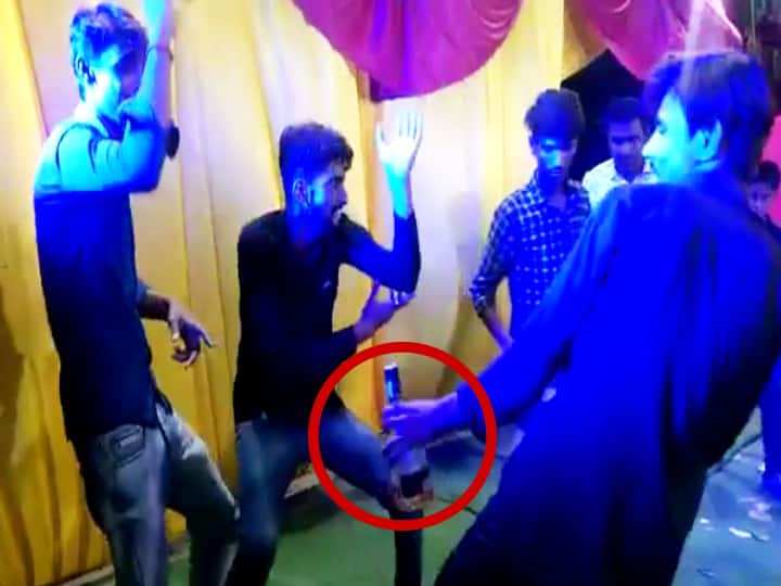 Viral Video: The Liquor prohibition law was flouted once again in Bihar youths found drunk in Samastipur VIDEO: मुझे नौलखा दिला दे रे... गाना बजा और शराब की बोतल लेकर झूम उठे युवक, बिहार में कुछ इस तरह शादी में आनंद ले रहे युवक