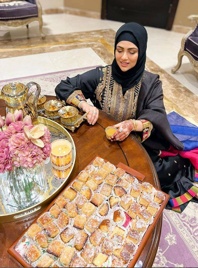 આ તસવીરો શેર કરતી વખતે સના ખાને લખ્યું, બધાને ઈદ મુબારક અલાહ આપણી બધી દુઆ,ઈબાદત,જકાત અને તે બધુ કબુલ કરે જે બધુ આપણે અલ્લાહ માટે કર્યું હતું.(Photos:instagram)