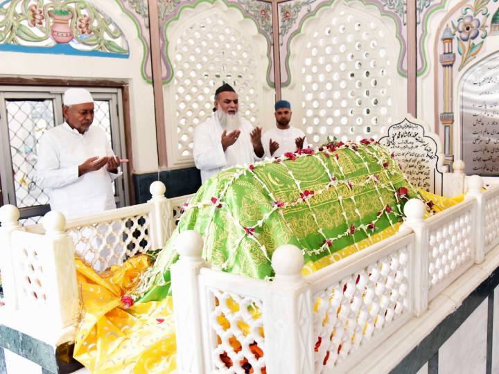 Eid Al Fitr 2022: Nitish Kumar Visit 10 places on occasion of Eid Bihar Chief Minister made record ann Eid Al Fitr 2022: बिहार के मुख्यमंत्री का ईद मिलन, एक या दो नहीं... 10 जगहों पर गए CM नीतीश कुमार, बनाया रिकॉर्ड!