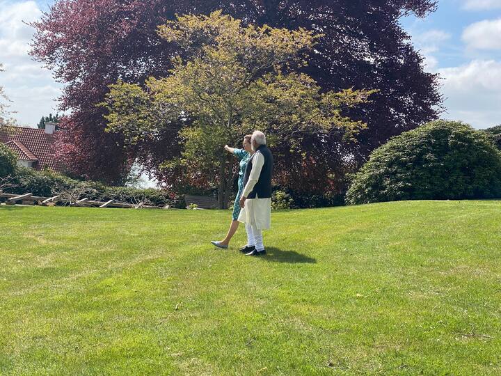 एयरपोर्ट पर जोरदार स्वागत के बाद पीएम मोदी डेनमार्क की राजधानी कोपेनहेगन पहुंचे. जहां उनकी डेनमार्क के पीएम के साथ मुलाकात हुई. दोनों एक साथ टहलते नजर आए, बताया गया है कि इस दौरान कई अहम मुद्दों पर चर्चा हुई. इस मुलाकात के बाद दोनों देशों की तरफ से संयुक्त बयान भी जारी किया जा सकता है. इसके अलावा पीएम मोदी यहां इंडिया-डेनमार्क बिजनेस फोरम को भी संबोधित करेंगे.