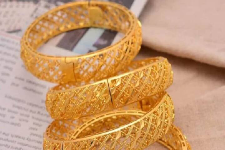 बैंक ग्राहकों को 1,50,000 या फिर उससे ज्यादा की खरीदारी पर 1 ग्राम गोल्ड कॉइन फ्री मिलेगा. इसके अलावा एसबीआई क्रेडिट कार्ड के जरिए खरीदारी पर 5 फीसदी एक्सट्रा डिस्काउंट मिलेगा.