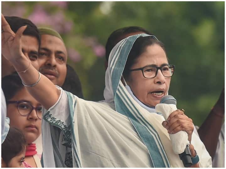 West Bengal: MP is getting bigger, Mamta Banerjee jokes about the worker in the meeting, video viral West Bengal: 'पेट बढ़कर मध्य प्रदेश हो रहा है...', ममता बनर्जी ने बैठक में किया कार्यकर्ता से मजाक, वीडियो वायरल