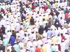 Eid Mubarak 2022: उत्तर प्रदेश में दिखाई दी ईद की रौनक, लखनऊ, कानपुर, शामली से आईं नमाज की खूबसूरत तस्वीरें