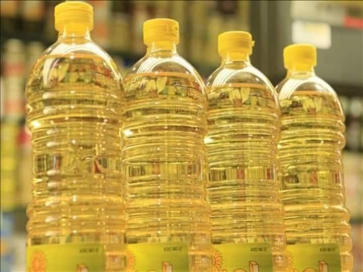edible oil price reduced and branded oil prices have slashed 15 rupees per litre Edible Oil Price Reduced : खुशखबर! महागाईतून दिलासा, खाद्यतेलाच्या दरात कपात