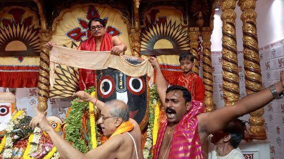 জগন্নাথের জ্বর, প্রভুর দর্শনে ভিড় মাহেশে