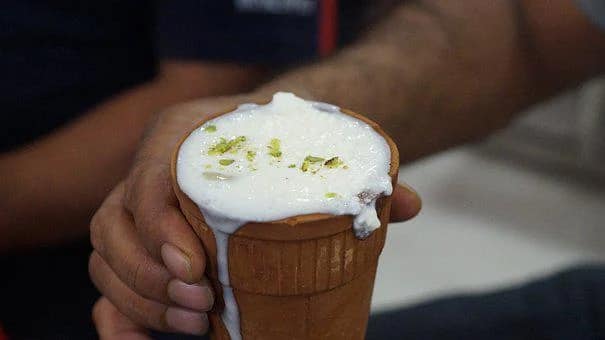 गर्मी से राहत दिलाने के लिए आप अपने बच्चों को लस्सी दे सकते हैं. हल्दी काफी फायदेमंद होती है. साथ ही यह लू से भी बचाव कर सकती है. (Photo- Pixaby)