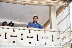 Salman Khan Photos: ईद पर फैंस को हुआ सलमान खान का दीदार, गैलेक्सी अपार्टमेंट के बाहर दी मुबारकबाद