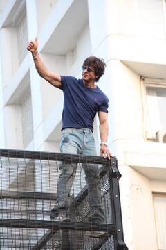 Shah Rukh Khan Photos: शाहरुख खान का मन्नत के बाहर फैंस को हुआ दीदार, ईद पर दो साल बाद मिले प्रशंसकों से