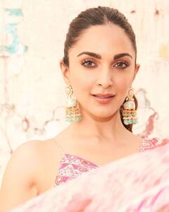 Kiara Advani pics: சாரியில் கியாராவின் கிளாமர் போஸ்கள்..!