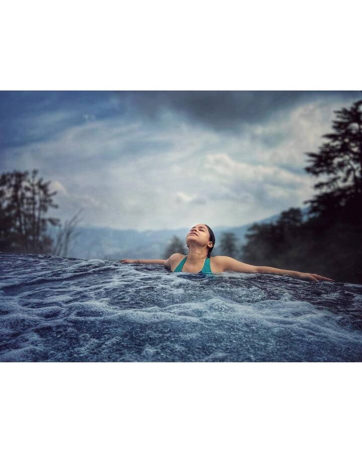 सुमोना चक्रवर्ती की ये थ्रोबैक तस्वीरें हैं, जिसे शेयर कर उन्होंने एक बार फिर से मई के इस गर्मी में हिल स्टेशन जाने की इच्छा जाहिर की है.